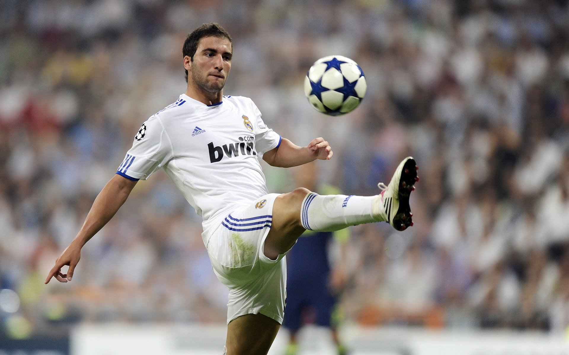 【比赛策略】如何布置攻守转换？顶尖运动员的战术揭秘，足球攻守转换的战术要求